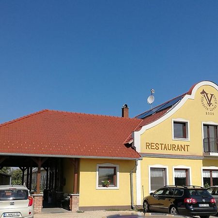Viktoria Lovas Panzio Bed & Breakfast Gyor Ngoại thất bức ảnh