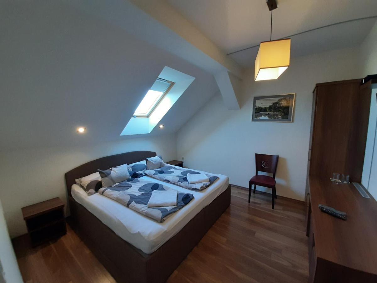 Viktoria Lovas Panzio Bed & Breakfast Gyor Ngoại thất bức ảnh