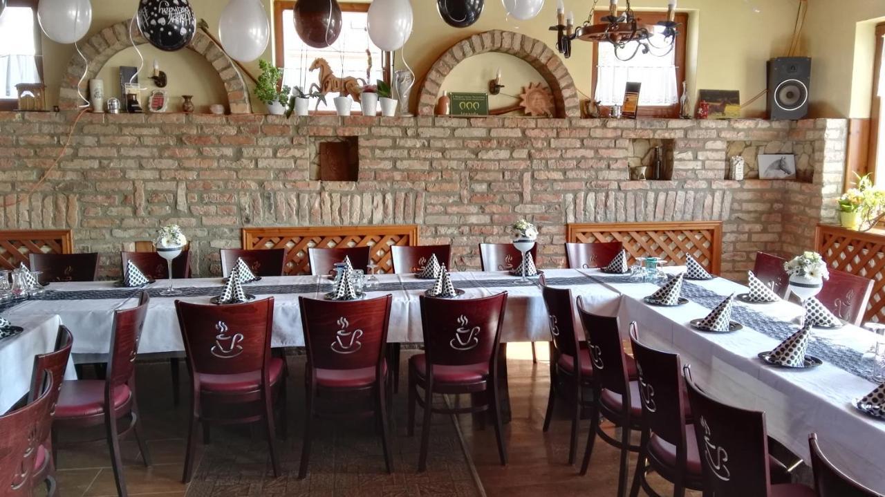 Viktoria Lovas Panzio Bed & Breakfast Gyor Ngoại thất bức ảnh